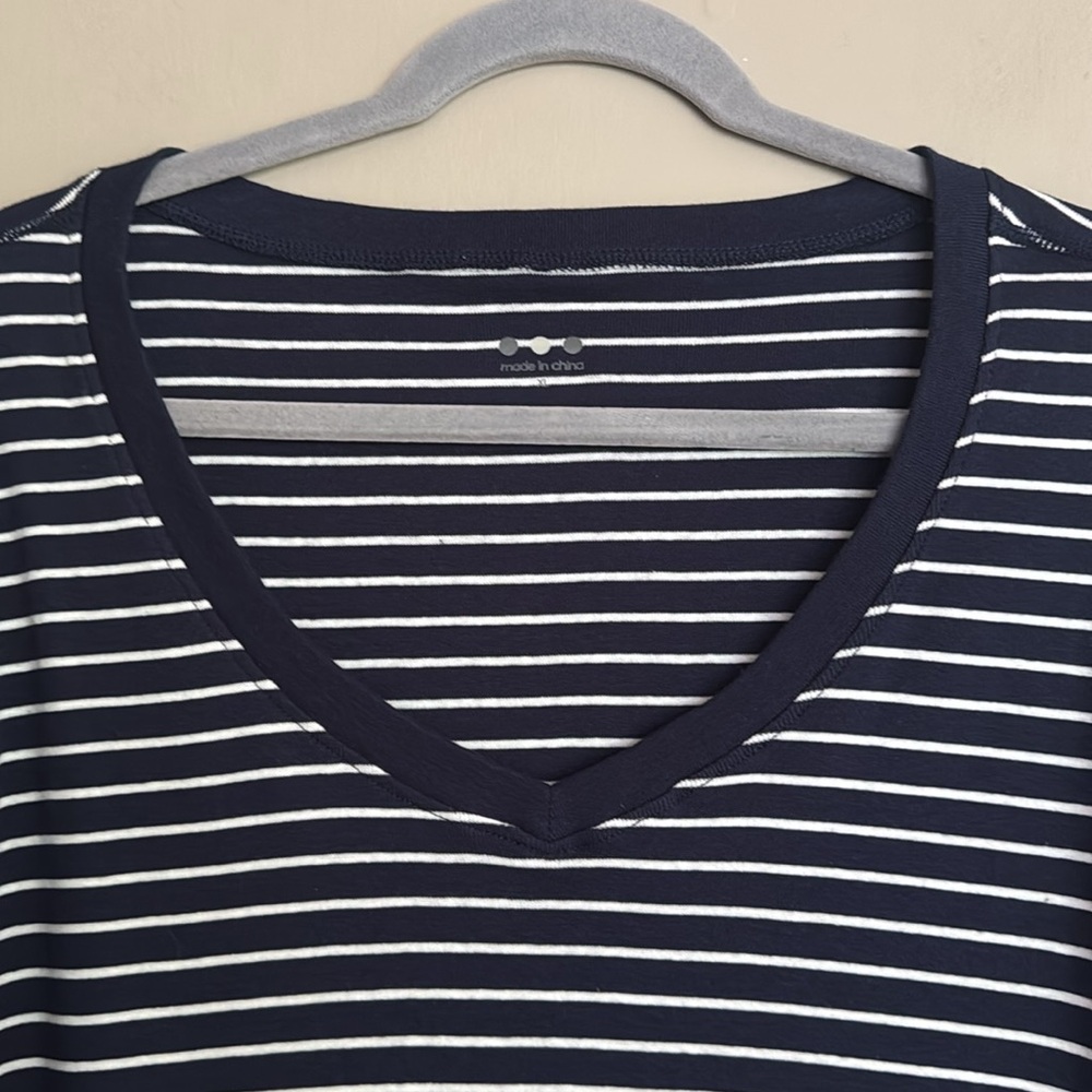 NWT- Three Dots vneck 3/4 sleeve striped shirt Blue & white striped, size XL - Picture 2 of 9